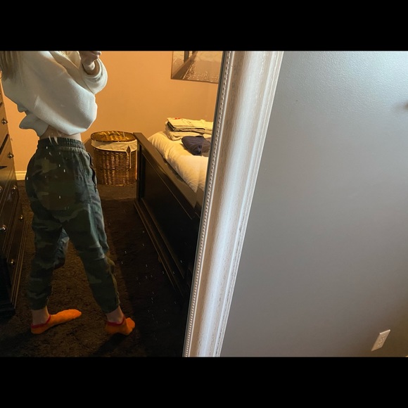 Aritzia tna camo joggers - Picture 1 of 3